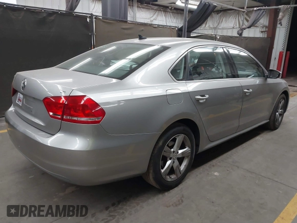 2012 Volkswagen Passat SE z VIN 1VWBP7A32CC049822, wystawiony jako IAAI lot #41634650 z przebiegiem 130 896 mil mil oraz . Historia ofert i sprzedaży dostępna na DreamBid. Obrazek 4.