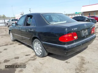 1998 Mercedes-Benz E-Class with VIN WDBJF65F1WA631361, listed as a IAAI auction lot 41870881 with 101,292 mi miles. Bid and sale history available at carsss.com. Image 3.