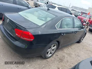 2014 Volkswagen Passat S z VIN 1VWAT7A30EC053992, wystawiony jako IAAI lot #42276297 z przebiegiem 161 958 mil mil oraz . Historia ofert i sprzedaży dostępna na DreamBid. Obrazek 4.