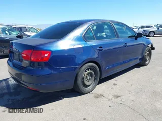 2011 Volkswagen Jetta Sedan SE w/Convenience & Sunroof PZEV with VIN 3VWDZ7AJ5BM068069, listed as a IAAI auction lot 41866154 with 215,407 mi miles. Bid and sale history available at carsss.com. Image 4.