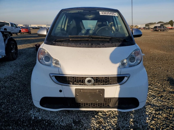 2015 Smart fortwo Passion z VIN WMEEJ9AA5FK839381, wystawiony jako Copart lot #43635495 z przebiegiem Nie podano mil oraz Tytuł czysty. Historia ofert i sprzedaży dostępna na DreamBid. Obrazek 5.