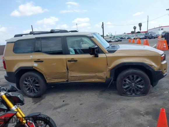 2025 Toyota Land Cruiser 1958 Edition z VIN JTEABFAJ8SK024963, wystawiony jako IAAI lot #41913954 z przebiegiem 3272 mil mil oraz . Historia ofert i sprzedaży dostępna na DreamBid. Obrazek 13.