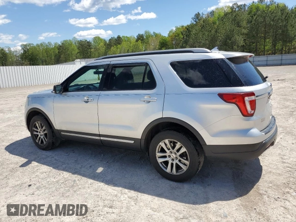 2019 Ford Explorer XLT z VIN 1FM5K8D89KGA67507, wystawiony jako Copart lot #53169065 z przebiegiem 103 667 mil mil oraz Czysty tytuł • Clean title. Historia ofert i sprzedaży dostępna na DreamBid. Obrazek 2.