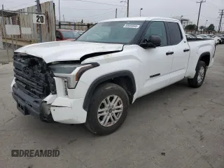 2022 Toyota Tundra SR5 with VIN 5TFLA5AA3NX013841, listed as a Copart auction lot 60689555 with 61,740 mi miles and Salvage title. Bid and sale history available at DreamBid. Image 1.