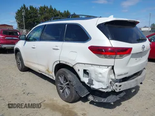 2017 Toyota Highlander XLE z VIN 5TDJZRFH4HS453655, wystawiony jako IAAI lot #41806202 z przebiegiem 152 567 mil mil oraz . Historia ofert i sprzedaży dostępna na DreamBid. Obrazek 3.