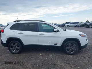 2016 Jeep Cherokee Latitude z VIN 1C4PJMCS4GW332918, wystawiony jako IAAI lot #42447507 z przebiegiem 97 575 mil mil oraz . Historia ofert i sprzedaży dostępna na DreamBid. Obrazek 14.