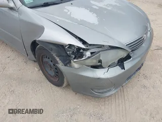2005 Toyota Camry STD z VIN 4T1BE32K05U555388, wystawiony jako IAAI lot #42119726 z przebiegiem 148 376 mil mil oraz . Historia ofert i sprzedaży dostępna na DreamBid. Obrazek 6.