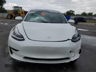 2021 Tesla Model 3 Standard Range Plus z VIN 5YJ3E1EA2MF859832, wystawiony jako Copart lot #56743865 z przebiegiem 77 025 mil mil oraz Nie do naprawy. Historia ofert i sprzedaży dostępna na DreamBid. Obrazek 5.