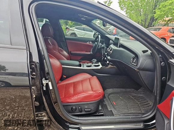 2018 Kia Stinger GT2 with VIN KNAE55LCXJ6016776, listed as a Copart auction lot 55637905 with 57,767 mi miles and Clean Title. Bid and sale history available at carsss.com. Image 5.