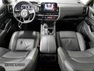 2025 Nissan Pathfinder SL z VIN 5N1DR3CC2SC228707, wystawiony jako Copart lot #58563525 z przebiegiem 5915 mil mil oraz Tytuł czysty. Historia ofert i sprzedaży dostępna na DreamBid. Obrazek 8.