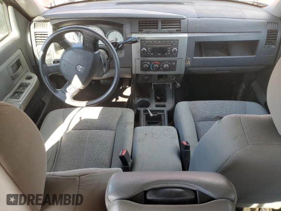 2008 Dodge Dakota SLT z VIN 1D7HW48N08S557814, wystawiony jako Copart lot #46627955 z przebiegiem 145 356 mil mil oraz Czysty tytuł • Clean title. Historia ofert i sprzedaży dostępna na DreamBid. Obrazek 8.