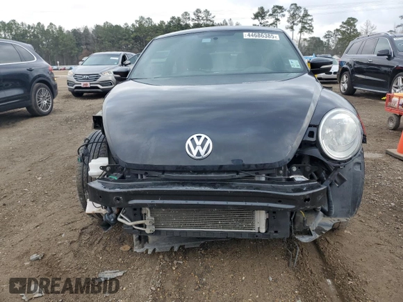 2017 Volkswagen Beetle Fleet z VIN 3VWF17ATXHM628534, wystawiony jako Copart lot #44686385 z przebiegiem Nie podano mil oraz Szkoda całkowita • Salvage title. Historia ofert i sprzedaży dostępna na DreamBid. Obrazek 5.