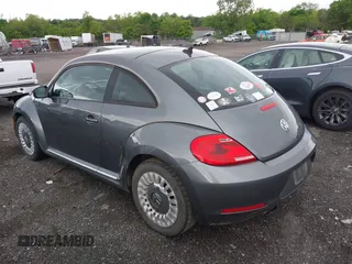 2014 Volkswagen Beetle 1.8T z VIN 3VWJ17AT4EM640278, wystawiony jako IAAI lot #42198194 z przebiegiem 136 096 mil mil oraz . Historia ofert i sprzedaży dostępna na DreamBid. Obrazek 3.
