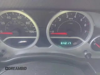 2010 Jeep Wrangler Sahara z VIN 1J4AA5D18AL170957, wystawiony jako IAAI lot #41599820 z przebiegiem 64 217 mil mil oraz . Historia ofert i sprzedaży dostępna na DreamBid. Obrazek 7.