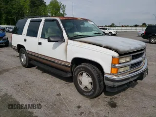 1998 Chevrolet Tahoe z VIN 1GNEK13R7WJ348565, wystawiony jako Copart lot #53375725 z przebiegiem 176 919 mil mil oraz Szkoda całkowita • Salvage title. Historia ofert i sprzedaży dostępna na DreamBid. Obrazek 4.
