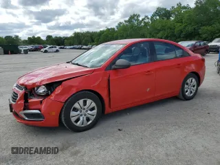 2015 Chevrolet Cruze LS z VIN 1G1PA5SHXF7112292, wystawiony jako Copart lot #57718895 z przebiegiem 120 747 mil mil oraz Szkoda całkowita • Salvage title. Historia ofert i sprzedaży dostępna na DreamBid. Obrazek 1.