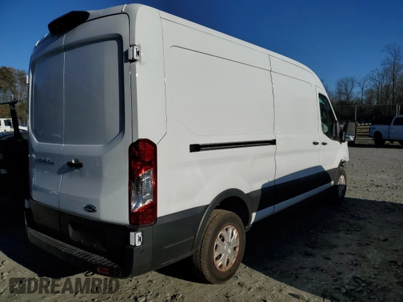 2023 Ford E-Transit Cargo z VIN 1FTBW9CK1PKB93878, wystawiony jako Copart lot #82899604 z przebiegiem 6009 mil mil oraz Szkody całkowita. Historia ofert i sprzedaży dostępna na DreamBid. Obrazek 3.