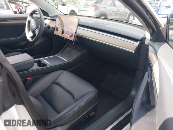 2023 Tesla Model 3 z VIN 5YJ3E1EA6PF488405, wystawiony jako IAAI lot #41570896 z przebiegiem 26 631 mil mil oraz . Historia ofert i sprzedaży dostępna na DreamBid. Obrazek 5.
