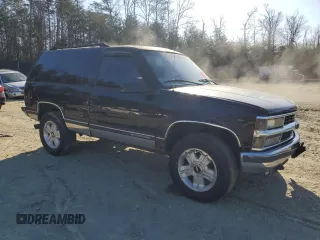 1998 Chevrolet Tahoe z VIN 3GNEK18R9WG123185, wystawiony jako Copart lot #53020915 z przebiegiem 310 261 mil mil oraz Nie do naprawy. Historia ofert i sprzedaży dostępna na DreamBid. Obrazek 4.