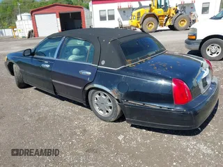 1999 Lincoln Town Car Signature z VIN 1LNHM82W5XY692755, wystawiony jako IAAI lot #42166583 z przebiegiem 180 629 mil mil oraz . Historia ofert i sprzedaży dostępna na DreamBid. Obrazek 3.