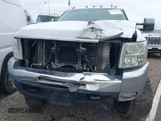 2008 Chevrolet Silverado 3500HD SRW 1LT z VIN 1GCHK33628F100592, wystawiony jako IAAI lot #41838192 z przebiegiem 221 333 mil mil oraz . Historia ofert i sprzedaży dostępna na DreamBid. Obrazek 6.