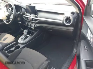2023 Kia Forte LXS z VIN 3KPF24AD2PE590555, wystawiony jako IAAI lot #42395185 z przebiegiem 57 678 mil mil oraz . Historia ofert i sprzedaży dostępna na DreamBid. Obrazek 5.