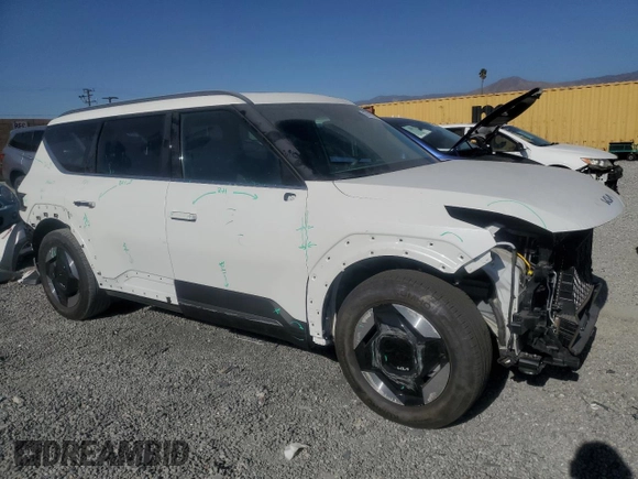 2024 Kia EV9 Wind z VIN KNDAFFS59R6030316, wystawiony jako Copart lot #87417224 z przebiegiem 10 654 mil mil oraz Szkoda całkowita • Salvage title. Historia ofert i sprzedaży dostępna na DreamBid. Obrazek 4.