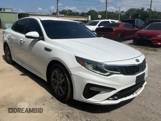 2020 Kia Optima LX z VIN 5XXGT4L3XLG424131, wystawiony jako Copart lot #58157845 z przebiegiem 103 682 mil mil oraz Tytuł czysty. Historia ofert i sprzedaży dostępna na DreamBid. Obrazek 1.