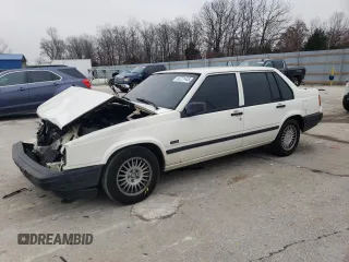 1995 Volvo 900 z VIN YV1JS8318S1207664, wystawiony jako Copart lot #43721445 z przebiegiem 141 512 mil mil oraz Szkody całkowita. Historia ofert i sprzedaży dostępna na DreamBid. Obrazek 1.