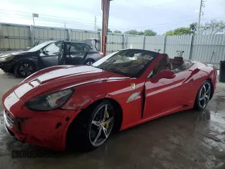 2013 Ferrari California z VIN ZFF65TJA0D0194573, wystawiony jako Copart lot #72021374 z przebiegiem 67 191 mil mil oraz Szkody całkowita. Historia ofert i sprzedaży dostępna na DreamBid. Obrazek 1.