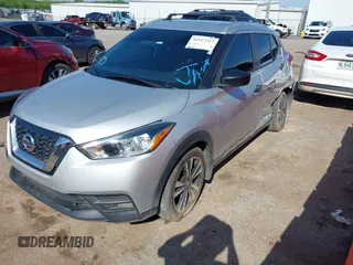 2019 Nissan Kicks S z VIN 3N1CP5CU5KL518974, wystawiony jako IAAI lot #42117317 z przebiegiem 88 001 mil mil oraz . Historia ofert i sprzedaży dostępna na DreamBid. Obrazek 2.