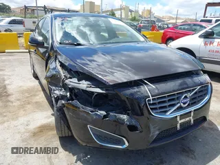 2013 Volvo S60 T5 Premier z VIN YV1612FS4D2190479, wystawiony jako IAAI lot #42244633 z przebiegiem 104 927 mil mil oraz . Historia ofert i sprzedaży dostępna na DreamBid. Obrazek 6.