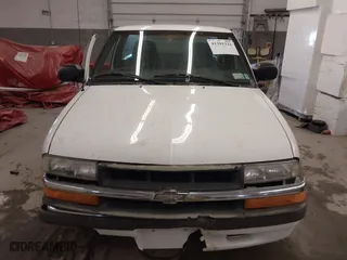 2000 Chevrolet S-10 LS with VIN 1GCCS144XYK137103, listed as a IAAI auction lot 41391321 with 128,146 mi miles. Bid and sale history available at carsss.com. Image 13.
