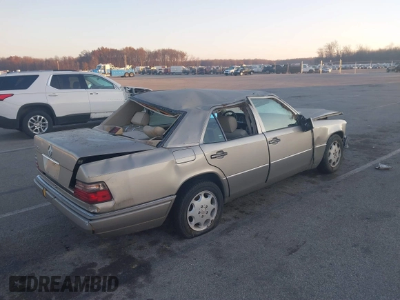1994 Mercedes-Benz 400 with VIN WDBEA34E4RC015119, listed as a IAAI auction lot 40933590 with 77,554 mi miles. Bid and sale history available at carsss.com. Image 4.