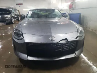 2024 Nissan Z Sport с VIN JN1BZ4AH2RM363287, выставлен на аукционе Copart как лот 45652825 с пробегом 8 737 миль миль и Списание • Salvage title. История ставок и продаж доступна на DreamBid. Изображение 5.