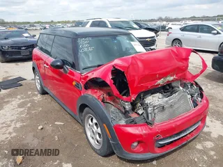 2013 MINI Clubman z VIN WMWZF3C52DT490828, wystawiony jako IAAI lot #41911401 z przebiegiem 127 189 mil mil oraz . Historia ofert i sprzedaży dostępna na DreamBid. Obrazek 1.