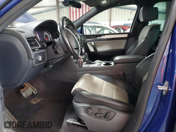 2017 Volkswagen Touareg Wolfsburg Edition z VIN WVGRF7BP3HD000826, wystawiony jako Copart lot #60832115 z przebiegiem 120 945 mil mil oraz Szkoda całkowita • Salvage title. Historia ofert i sprzedaży dostępna na DreamBid. Obrazek 7.