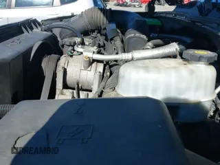 2005 Chevrolet Silverado 2500HD LT z VIN 1GCHK23265F847230, wystawiony jako IAAI lot #41829914 z przebiegiem 233 991 mil mil oraz . Historia ofert i sprzedaży dostępna na DreamBid. Obrazek 22.