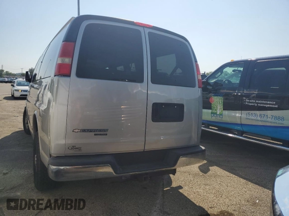 2007 Chevrolet Express Passenger with VIN 1GAHG35U971182578, listed as a Copart auction lot 63340025 with 166,667 mi miles and Salvage title. Bid and sale history available at DreamBid. Image 2.