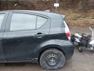2015 Toyota Prius One z VIN JTDKDTB30F1101631, wystawiony jako IAAI lot #42331068 z przebiegiem 156 631 mil mil oraz . Historia ofert i sprzedaży dostępna na DreamBid. Obrazek 19.