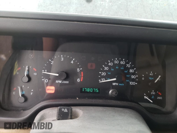 2000 Jeep Wrangler Sahara z VIN 1J4FA59S2YP714136, wystawiony jako Copart lot #57635845 z przebiegiem 178 075 mil mil oraz Czysty tytuł • Clean title. Historia ofert i sprzedaży dostępna na DreamBid. Obrazek 9.