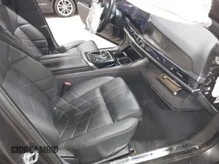 2023 BMW i7 xDrive60 z VIN WBY53EJ07PCM80196, wystawiony jako IAAI lot #41666074 z przebiegiem 25 640 mil mil oraz . Historia ofert i sprzedaży dostępna na DreamBid. Obrazek 5.