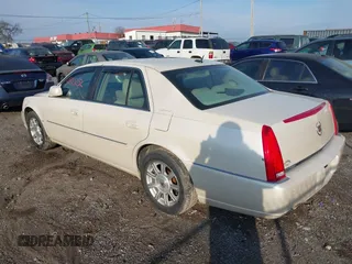 2008 Cadillac DTS 1SA z VIN 1G6KD57Y98U138410, wystawiony jako IAAI lot #41583252 z przebiegiem 121 705 mil mil oraz . Historia ofert i sprzedaży dostępna na DreamBid. Obrazek 3.