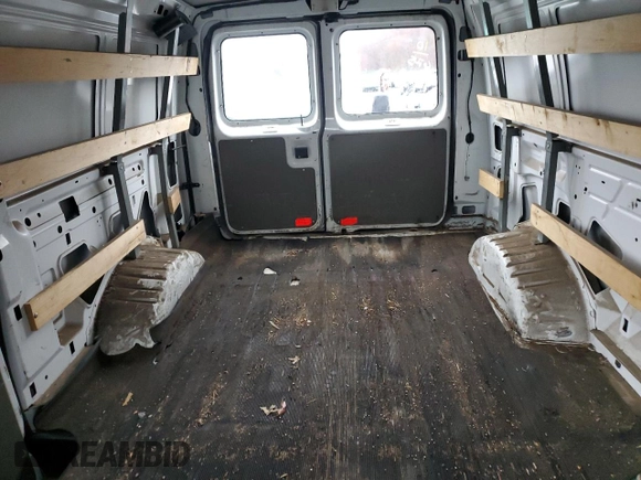 2010 Ford Econoline Cargo Commercial z VIN 1FTNE2EW4ADA24912, wystawiony jako Copart lot #49741184 z przebiegiem 508 798 mil mil oraz Czysty tytuł • Clean title. Historia ofert i sprzedaży dostępna na DreamBid. Obrazek 10.