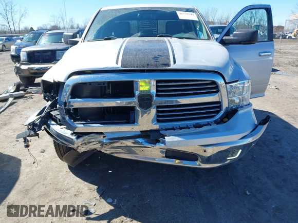 2018 Ram 1500 Big Horn z VIN 1C6RR7GG6JS310482, wystawiony jako IAAI lot #41779744 z przebiegiem 74 548 mil mil oraz . Historia ofert i sprzedaży dostępna na DreamBid. Obrazek 6.