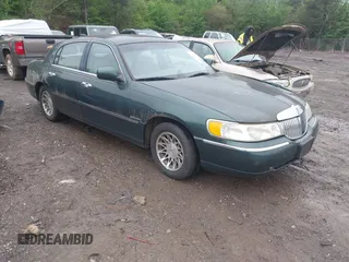 2000 Lincoln Town Car Signature z VIN 1LNHM82W0YY799911, wystawiony jako IAAI lot #41976023 z przebiegiem 100 232 mil mil oraz . Historia ofert i sprzedaży dostępna na DreamBid. Obrazek 1.