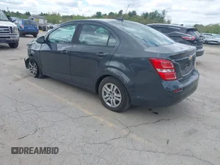 2017 Chevrolet Sonic LS z VIN 1G1JB5SH7H4127078, wystawiony jako IAAI lot #42130130 z przebiegiem 114 734 mil mil oraz . Historia ofert i sprzedaży dostępna na DreamBid. Obrazek 3.