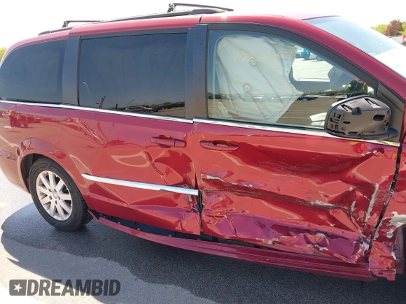 2014 Chrysler Town & Country Touring z VIN 2C4RC1BG7ER433956, wystawiony jako IAAI lot #42230097 z przebiegiem 107 737 mil mil oraz . Historia ofert i sprzedaży dostępna na DreamBid. Obrazek 18.