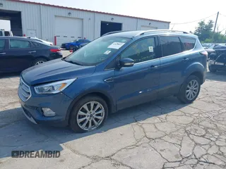 2018 Ford Escape Titanium z VIN 1FMCU0J91JUC00941, wystawiony jako IAAI lot #42679897 z przebiegiem 110 884 mil mil oraz . Historia ofert i sprzedaży dostępna na DreamBid. Obrazek 2.