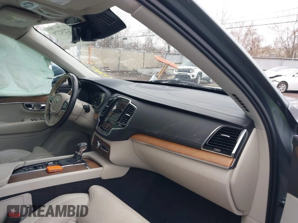 2016 Volvo XC90 T6 Inscription with VIN YV4A22PL5G1084750, listed as a IAAI auction lot 41729279 with 115,484 mi miles. Bid and sale history available at carsss.com. Image 5.